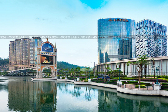 Venetian Macao and Altira Macau hotel and casino resorts in Macau (2017 год). Редакционное фото, фотограф Александр Подшивалов / Фотобанк Лори