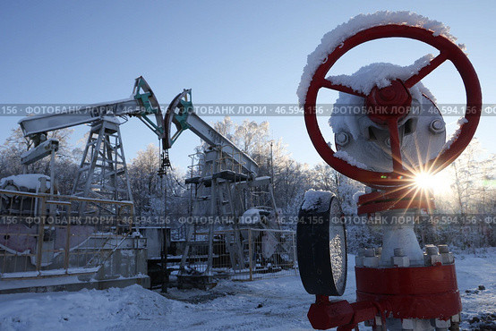 Вентиль кустовой насосной станции и нефтяные станки-качалки. Стоковое фото, фотограф Егор Алеев / ТАСС / Фотобанк Лори