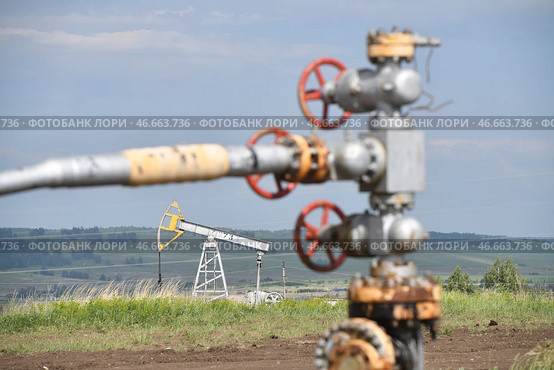 Вентили кустовой насосной станции и нефтяной станок-качалка. Стоковое фото, фотограф Александр Манзюк / ТАСС / Фотобанк Лори