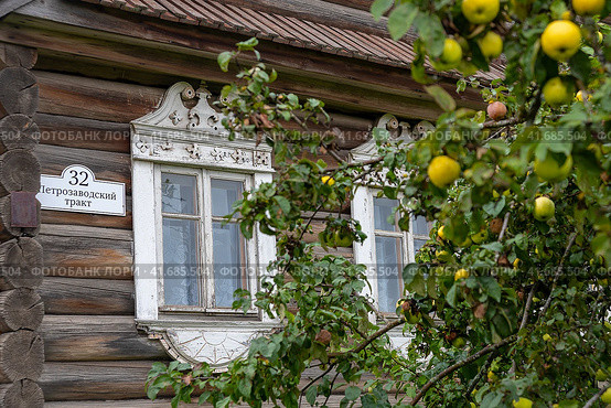 Вепсский оберег в наличниках окон бревенчатого жилого дома. Деревня Гимрека Подпорожского района Ленинградской области (2023 год). Редакционное фото, фотограф Румянцева Наталия / Фотобанк Лори
