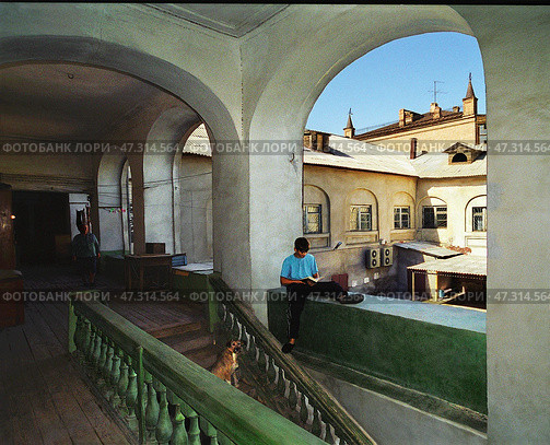 Веранда старого Армянского подворья в центре Астрахани. Редакционное фото, фотограф Павел Просянов / Фотобанк Лори