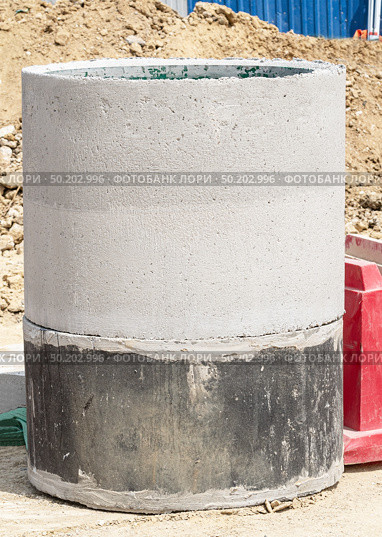 Верхняя часть цементного кольца для колодца. Top part of Concrete water wells. Стоковое фото, фотограф Татьяна Д / Фотобанк Лори