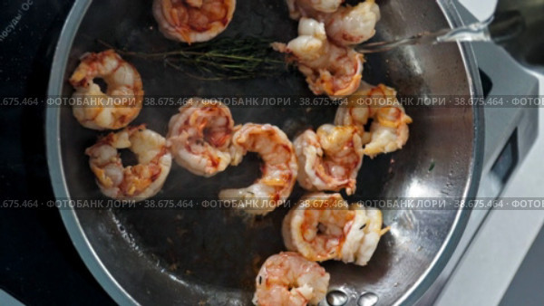 Vertical shot, the cook adds white wine to the pan with the shrimp. Стоковое видео, видеограф Поскребышев Михаил / Фотобанк Лори