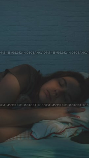 Vertical video. Insomnia. Woman sleeps restlessly at night. Стоковое видео, видеограф Маргарита Кирьякова / Фотобанк Лори
