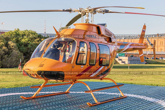 Вертолет Bell 407 GXP Helidrive приземлился в парке Санкт-Петербурга (2023 год). Редакционное фото, фотограф Юрий Шурчков / Фотобанк Лори