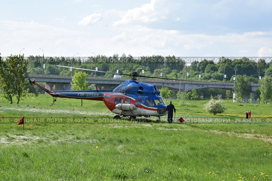 Вертолёт МИ-2 на взлете с поля в городе (2013 год). Редакционное фото, фотограф Дмитрий Сакретарев / Фотобанк Лори