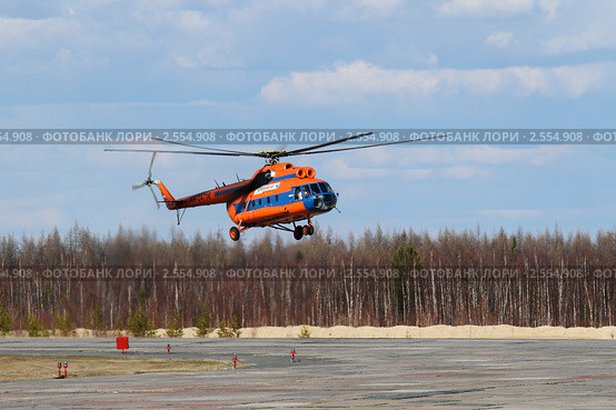 Вертолёт МИ-8Т авиакомпании "Урайавиа" в небе на фоне облаков. Ямало-Ненецкий АО (2011 год). Редакционное фото, фотограф Григорий Писоцкий / Фотобанк Лори