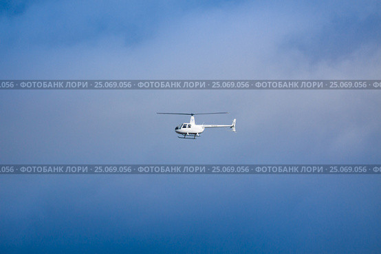 Вертолет Robinson R44 Raven II (бортовой номер RA-06364)  в синем небе (2016 год). Редакционное фото, фотограф Сергей Дубров / Фотобанк Лори