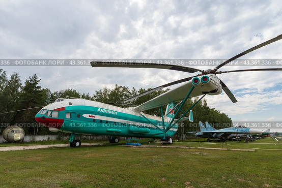 Вертолёт В-12 (Ми-12) — самый тяжёлый и грузоподъёмный вертолёт в мире. Центральный музей Военно-воздушных сил, посёлок Монино, Московская область, Россия. Огромный советский вертолёт в экспозиции музея ВВС в Монино. (2023 год). Редакционное фото, фотограф Андрей Степанов / Фотобанк Лори