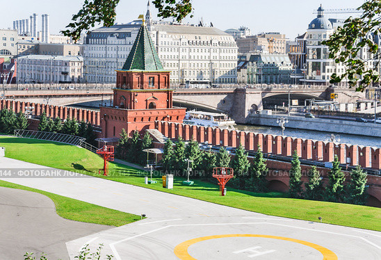 Вертолётная площадка, Петровская башня Московского Кремля и гостиница "Балчуг" (2015 год). Редакционное фото, фотограф Алёшина Оксана / Фотобанк Лори