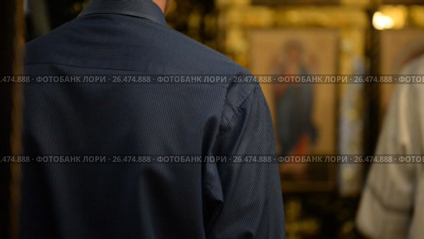 Верующие люди в церкви. Русская православная церковь, Россия. Стоковое видео, видеограф Mikhail Erguine / Фотобанк Лори