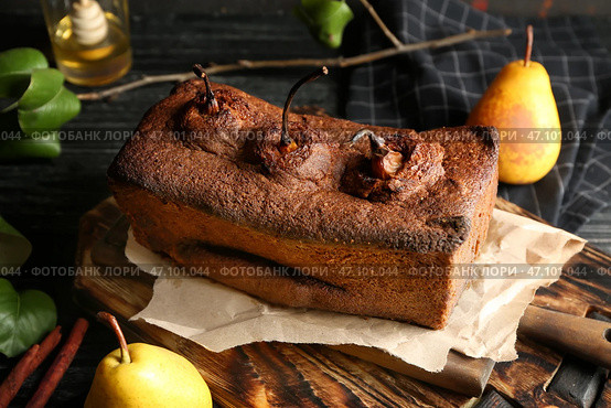 Весь вкусный грушевый пирог на деревянном столе. Стоковое фото, фотограф Pixel_shot / Фотобанк Лори