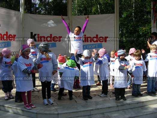 Веселая зарядка "Kinder + Спорт" в парке культуры и отдыха «Сокольники». Проводит знаменитая гимнастка Ляйсан Утяшева. День города, 1 сентября 2012. Город Москва. Редакционное фото, фотограф lana1501 / Фотобанк Лори