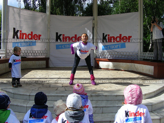 Веселая зарядка "Kinder + Спорт" в парке культуры и отдыха «Сокольники». Проводит знаменитая гимнастка Ляйсан Утяшева. День города, 1 сентября 2012. Город Москва. Редакционное фото, фотограф lana1501 / Фотобанк Лори