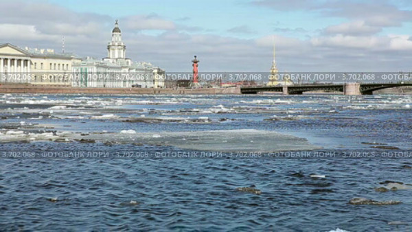 Весенний ледоход на реке Неве в Санкт-Петербурге. Дворцовый мост (2012 год). Стоковое видео, видеограф Кекяляйнен Андрей / Фотобанк Лори