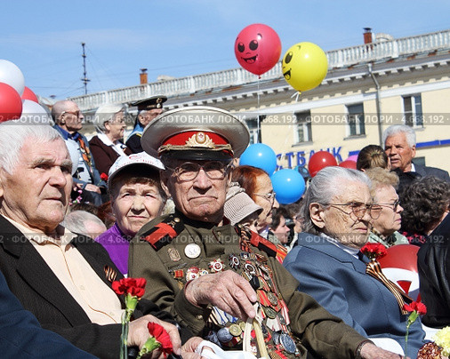 Ветераны на празднике Победы. Ангарск (2013 год). Редакционное фото, фотограф Копылова Ольга Васильевна / Фотобанк Лори