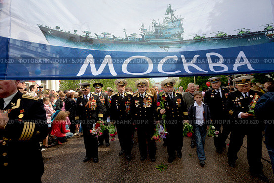 Ветераны советского противолодочного крейсера-вертолётоносца "Москва" участвуют в параде в честь Дня Победы в городе-герое Севастополе, Россия, 9 мая 2014. Редакционное фото, фотограф Николай Винокуров / Фотобанк Лори