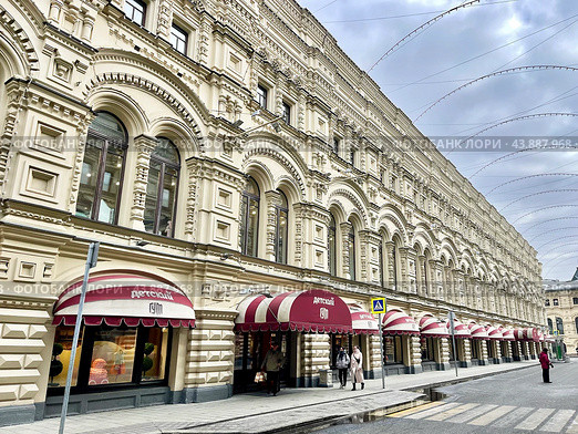 Ветошный переулок, дом 17 в Москве, Детский ГУМ. Фасадный корпус Тёплых торговых рядов (1889—1893, архитектор А. Н. Померанцев) Редакционное фото, фотограф Овчинникова Ирина / Фотобанк Лори