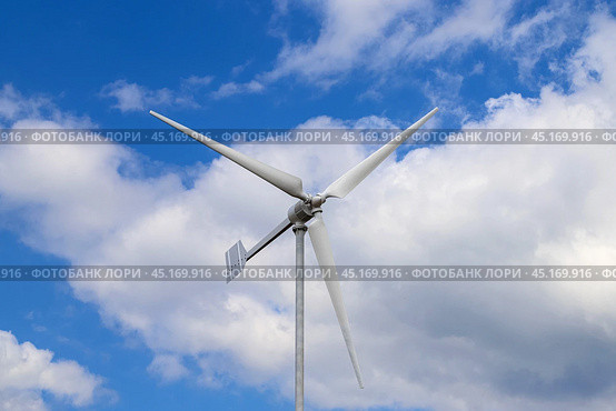 Ветрогенератор на фоне облачного неба. Windmill as a source of renewable energy and sustainable resource. Wind turbine. Green energy concept. Стоковое фото, фотограф Ekaterina M / Фотобанк Лори