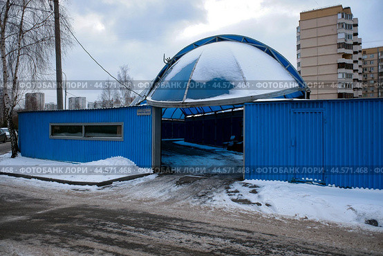 Въезд, крытая парковка, Потребительский автостояночный кооператив "Сфера-авто" в районе Борисово, Москва. Пасмурный зимний день (2020 год). Стоковое фото, фотограф Александр Кузнецов / Фотобанк Лори