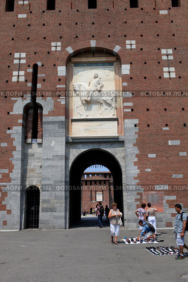 Вход через центральную башню Филарете  в Замок Сфорца (Castello Sforzesco, XV в.). Милан, Италия (2013 год). Редакционное фото, фотограф Яна Королёва / Фотобанк Лори