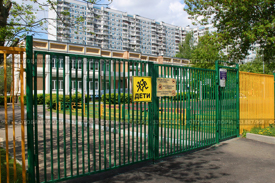 Вход в детский сад. Пустынно, тихо. Москва, Кировоградская улица, 5а. Пандемия коронавируса COVID-19, май 2020 год. Стоковое фото, фотограф Щеголева Ольга / Фотобанк Лори