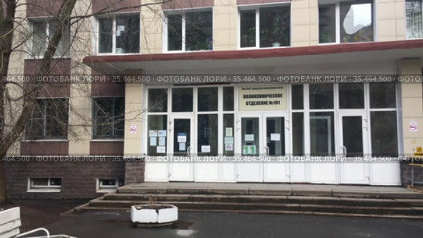 Вход в государственное поликлиническое отделение (2021 год). Редакционное видео, видеограф Кекяляйнен Андрей / Фотобанк Лори