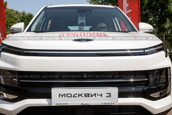 Вид на автомобиль "Москвич 3" 2023 года выпуска с надписью "Сделано в Москве" на капоте в парке города Москвы, Россия. Редакционное фото, фотограф Николай Винокуров / Фотобанк Лори