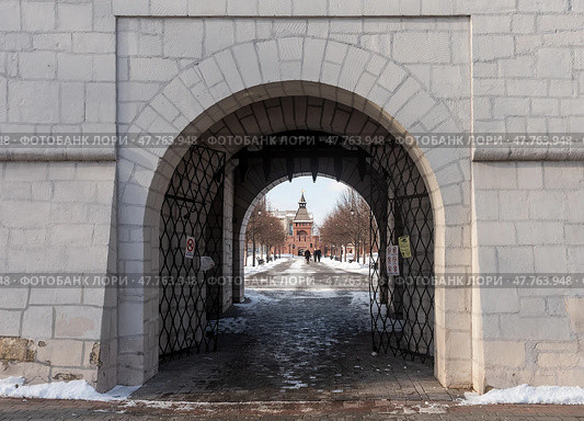 Вид на башню Тульского кремля через входные ворота. Редакционное фото, фотограф Игорь Низов / Фотобанк Лори