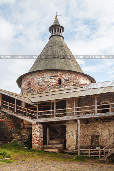 Вид на Белую башню из Соловецкого монастыря (2013 год). Редакционное фото, фотограф Дмитрий Тищенко / Фотобанк Лори