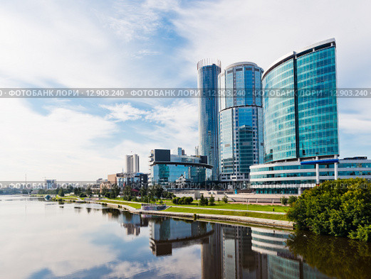 Вид на берег спокойной реки Исети, Екатеринбург (2015 год). Стоковое фото, фотограф Валерия Лузина / Фотобанк Лори
