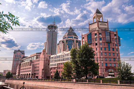 Вид на Бизнес-центр "Красные Холмы", отель «Swissotel Красные Холмы». Московский международный Дом музыки (ММДМ). Космодамианская набережная, Район Замоскворечье. Город Москва. Россия (2016 год). Редакционное фото, фотограф Елена Ларионова / Фотобанк Лори