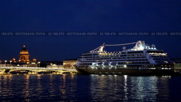 Вид на Благовещенский мост, Исаакиевский собор и круизный лайнер Azamara Journey у причала на Английской набережной Невы ночью, Санкт-Петербург, Россия (2019 год). Редакционное видео, видеограф Наталья Волкова / Фотобанк Лори