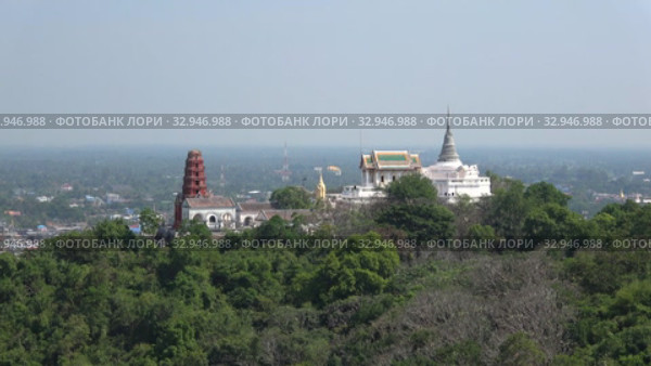 Вид на буддистские храмы на Королевском холме (Phra Nakhon Khiri). Пхетчабури, Таиланд (2018 год). Стоковое видео, видеограф Виктор Карасев / Фотобанк Лори