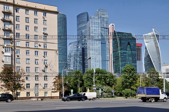 Вид на деловой центр "Москва-Сити" (ММДЦ) с Кутузовского проспекта. Москва. Городской пейзаж (2021 год). Редакционное фото, фотограф Илюхина Наталья / Фотобанк Лори