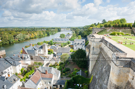 Вид на дома города Амбуаз и реку Луара со стен замка Амбуаз (фр. château d'Amboise) в солнечный день ранней осенью. Департамент Эндр и Луара. Франция (2017 год). Редакционное фото, фотограф E. O. / Фотобанк Лори