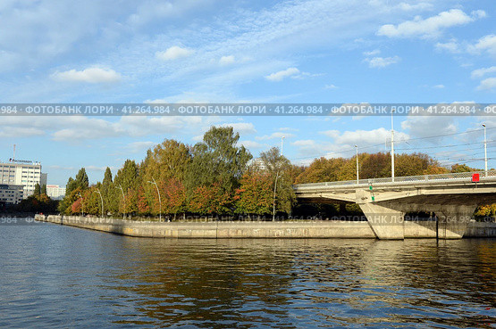 Вид на эстакадный мост и остров Иммануила Канта в Калининграде (2022 год). Редакционное фото, фотограф Free Wind / Фотобанк Лори