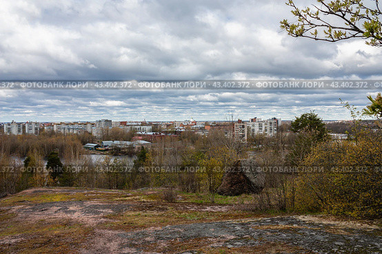 Вид на г. Выборг с горы Папула. Берег бухты Радуга (Папуланлахти). (2024 год). Стоковое фото, фотограф Елена Арсентьева / Фотобанк Лори