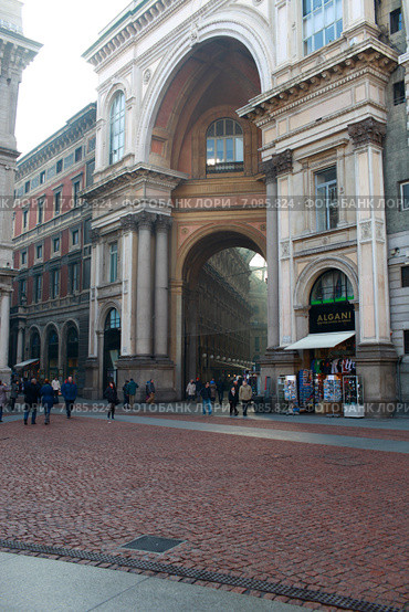 Вид на галерею торгового центра Витторио Иммануила II ( Galleria Vittorio Emanuele II) . Милан, Италия (2013 год). Редакционное фото, фотограф Яна Королёва / Фотобанк Лори