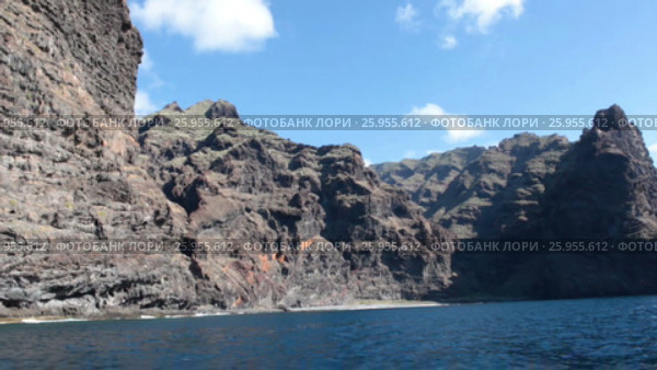 Вид на гигантские скалы Лос Гигантес (Los Gigantes) с катера в океане. Западная часть Тенерифе. Канары, Испания (2016 год). Стоковое видео, видеограф Кекяляйнен Андрей / Фотобанк Лори