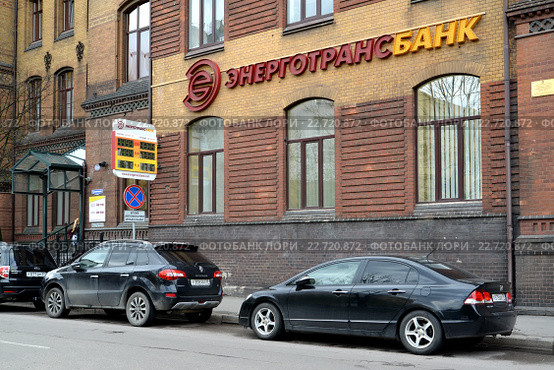 Вид на головной офис банка «Энерготрансбанк». Калининград, улица Клиническая, 83А (2016 год). Редакционное фото, фотограф Ирина Борсученко / Фотобанк Лори