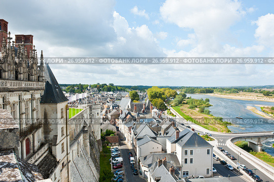 Вид на город Амбуаз со стен замка Амбуаз (фр. château d'Amboise) в солнечный день ранней осенью. Департамент Эндр и Луара. Франция (2017 год). Редакционное фото, фотограф E. O. / Фотобанк Лори