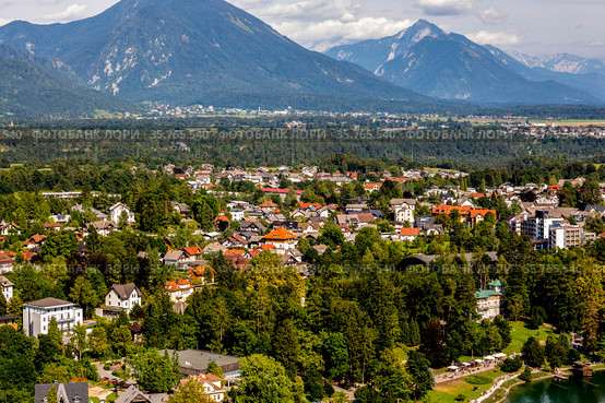 Вид на город Блед на берегу озера Блед в Словении (2019 год). Стоковое фото, фотограф V.Ivantsov / Фотобанк Лори