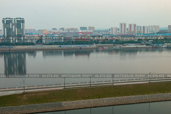 Вид на город Хэйхэ из Благовещенска и реку Амур (2024 год). Редакционное фото, фотограф Сергей Крамарев / Фотобанк Лори