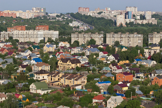 Вид на город. Сельские дома на фоне современного города. (2014 год). Стоковое фото, фотограф Sashenkov89 / Фотобанк Лори