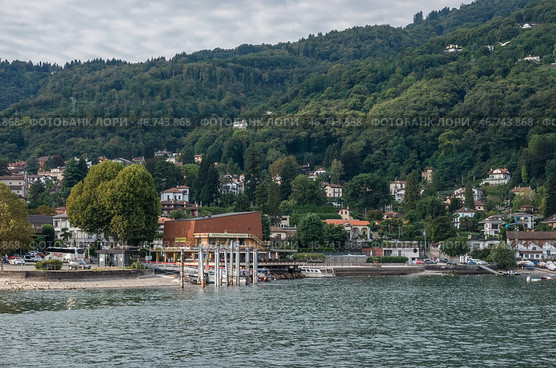 Вид на город Стреза (Stresa) и лодочный причал Карчано (Carciano), город на берегу озера Маджоре ( Maggiore), Пьемонт, Италия (2018 год). Редакционное фото, фотограф Дымов Игорь / Фотобанк Лори