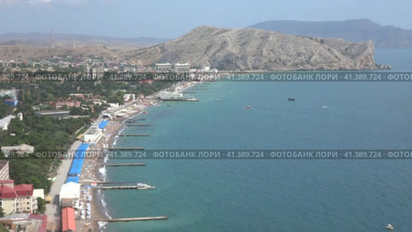 Вид на город Судак с генуэзской крепости. Крым (2023 год). Стоковое видео, видеограф Олег Хархан / Фотобанк Лори