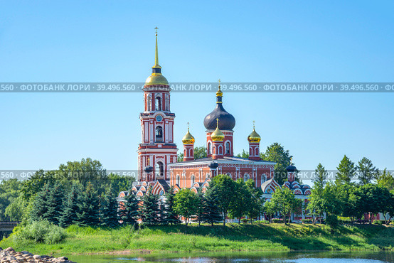 Вид на кафедральный Воскресенский собор летним утром. Старая Русса, Новгородская область (2022 год). Стоковое фото, фотограф Анна Карасева / Фотобанк Лори