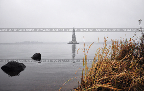 Вид на Калязинскую колокольню с берега (2019 год). Стоковое фото, фотограф Мария Деркунская / Фотобанк Лори