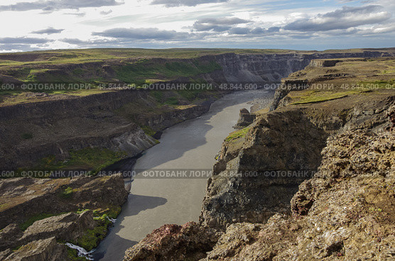 Вид на каньон Йокульсарглюфур (Jokulsargljufur ) рядом с водопадом Хафрагильсфосс (Hafragilsfoss ) в Исландии, одну из лучших достопримечательностей кольцевой дороги. Стоковое фото, фотограф Дымов Игорь / Фотобанк Лори